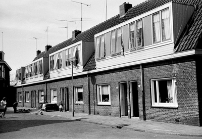 58700 Gezicht op de voorgevels van de huizen Houtplein 28 (rechts)-lager te Utrecht.
